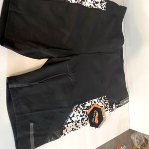 AVÍA bike shorts.